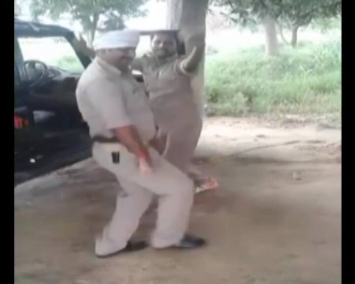 दरअसल पुलिस की इस गाड़ी के ड्राइवर की बहन को बेटा हुआ था जिसका जश्न यहां मनाया जा रहा था.