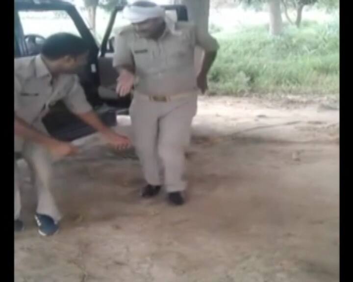 गाड़ी का दरवाजा खोल कर डांस की मस्ती में पुलिसवाले झूमते दिखाई दे रहे हैं. इस बीच कोई इन नाचते हुए पुलिसवालों का वीडियो बना रहा है.