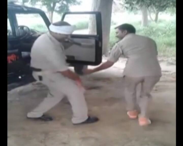 यूपी के ओरैया का एक वीडियो सोशल मीडिया में वायरल हो रहा है. इस वीडियो में पुलिस के जवान नाचते दिखाई दे रहे हैं.