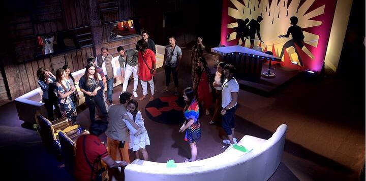 बाकी के कंटेस्टेंट्स कॉन्फ्रेंस से एक्टिविटी एरिया में आ रहे थे तब श्रीसंत कहते हैं कि उन्होंने शिवाशीष और सौरभ के साथ पर्याप्त समय नहीं बिताया है इसलिए वह उनकी कमजोरियों को इंगित नहीं कर सके. सोमी, श्रीसंत को बताती है कि वह कल रात की गई झूठी लड़ाई का जिक्र शिवाशीष के खिलाफ कर सकते थे.