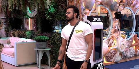 Bigg Boss 12, Day 2: गुस्से में घर छोड़कर जाने की जिद पर अड़े श्रीसंत, दीपिका कक्कड़ से भिड़ीं खान बहनें Bigg Boss 12, Day 2: गुस्से में घर छोड़कर जाने की जिद पर अड़े श्रीसंत, दीपिका कक्कड़ से भिड़ीं खान बहनें