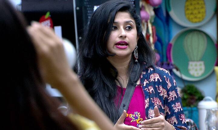 दोनों की नोंक-झोंक में दोनों बहनों में से एक ने दीपिका के दांत को लेकर टिप्पणी की. खान बहनों में से एक ने दीपिका के दांत को लेकर मजाक उड़ाया और यहां तक ​​कि ऐसा लग रहा था कि वह दीपिका को 'इडियट' भी कहती हैं.