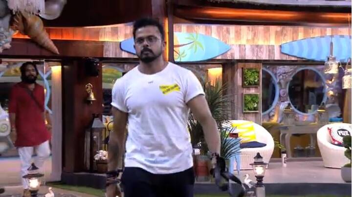 इसके बाद श्रीसंत ने बिग बॉस से गेट खोलने के लिए कहा. माइक निकालकर श्रीसंत घर से बाहर जाने की जिद पर अड़े रहे. अब सवाल ये है कि क्या श्रीसंत दो दिन में ही इस घर से बाहर हो जाएंगे? इसका जवाब अब अगले एपिसोड में देखने को मिलेगा.