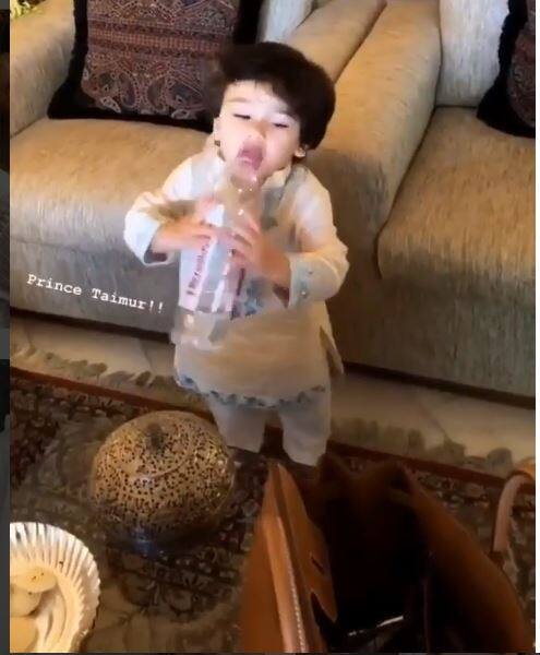तैमूर यहां बड़े ही क्यूट अंदाज में बॉटल से पानी पीते दिखे.
