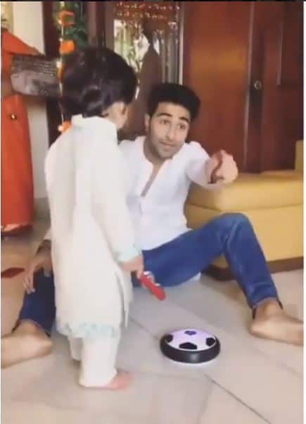 तैमूर जहां भी जातेहैं पूरा लाइम लाइट बटोर ले जाते हैं. यहां भी कुछ ऐसा ही हुआ.