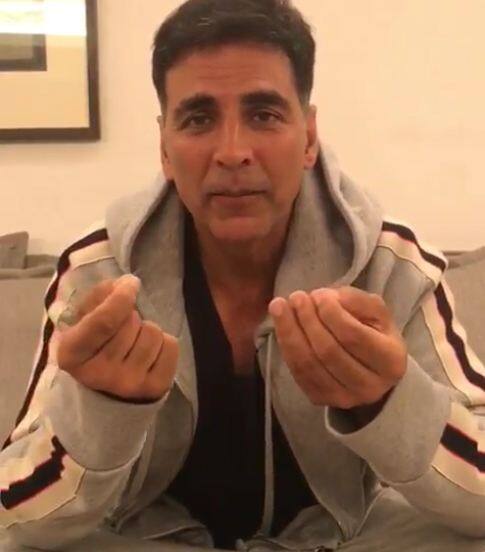 खतरों के खिलाड़ी अक्षय कुमार के लिए कोई भी चैलेंज बड़ा नहीं लेकिन हाल ही में वरूण धवन ने अक्षय कुमार को ऐसा चैलेंज दिया जिसके आगे अक्षय कुमार ने हार मान ली. फोटोः इंस्टाग्राम 