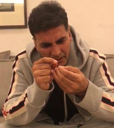 अक्षय ने वरूण से ये भी कहा कि अगर बिल्डिंग से जंप करने का टास्क देते तो बेहतर था लेकिन ये बहुत मुश्किल है. फोटोः इंस्टाग्राम 
