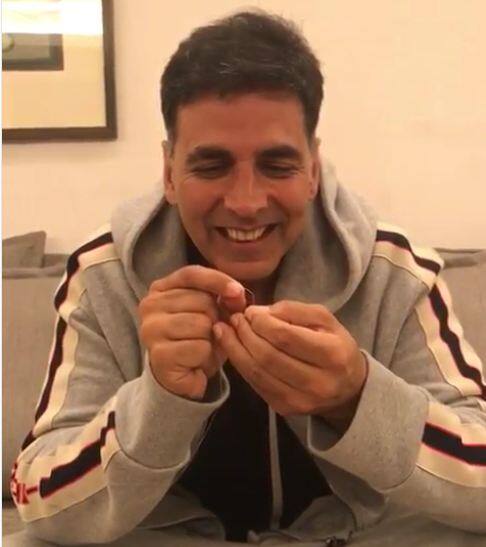 बहरहाल, अक्षय कुमार इस चैलेंज को हार गए. इस पूरे वाकये को वरूण धवन ने इंस्टाग्राम पर बतौर वीडियो बनाकर पोस्ट किया है. फोटोः इंस्टाग्राम