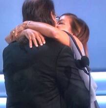 एमी अवॉर्ड्स 2018: डायरेक्‍टर ने जब किया प्रपोज, तो गर्लफ्रेंड स्टेज पर ही करने लगी किस