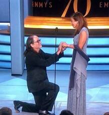 एमी अवॉर्ड्स 2018: डायरेक्‍टर ने जब किया प्रपोज, तो गर्लफ्रेंड स्टेज पर ही करने लगी किस