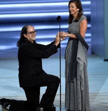 एमी अवॉर्ड्स 2018: डायरेक्‍टर ने जब किया प्रपोज, तो गर्लफ्रेंड स्टेज पर ही करने लगी किस