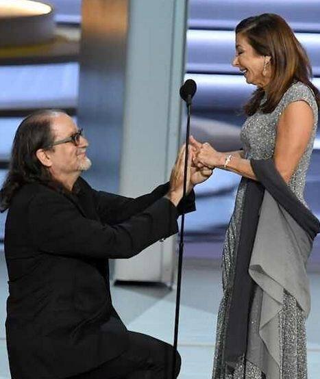  स्टेज पर जाकर ग्लेन वीस ने पहले अपना एमी अवॉर्ड स्वीकार किया. सभी को धन्यवाद देते हुए उन्होंने अपनी गर्लफ्रेंड के लिए स्पीच दी. फोटोः इंस्टाग्राम