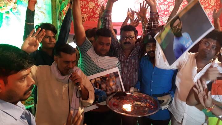  इण्डिया-पाकिस्तान के मैच का रोमांच किसी से छिपा नही है दोनों ही मुल्कों की नजरें आज के एक दिवसीय मैच पर है. हर कोई चाहता है कि टीम इंडिया विजयी रहे. इसके लिए लोग बकायदा भगवान से दुआएं भी मांग रहा है. फोटोः एबीपी न्‍यूज़