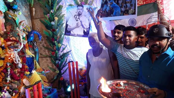   देशभर में गणेश उत्सव मनाया जा रहा है इस मौके पर टीम इण्डिया के फैन्स ने कानपुर में गणपति बाप्पा से जीत की अर्जी लगायी है. फोटोः एबीपी न्‍यूज़