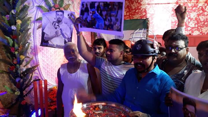 टीम इण्डिया के फैन्स ने तिरंगा, बैट, बॉल, स्टाम्प और हाथों में अपने पसंदीदा क्रिकेटरों के पोस्टर लेकर गणपति बाप्पा की पूजा अर्चना की. फोटोः एबीपी न्‍यूज़
