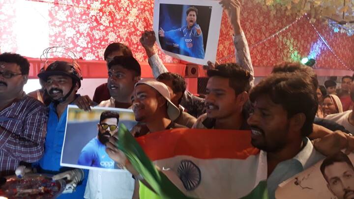 काजीखेड़ा गणेश पंडाल के श्री गजानन महोत्सव सेवा समिति के द्वारा आज टीम इंडिया और प्रतिद्वंदी पाकिस्तान के इस हाईवोल्टेज मैच को लेकर पंडाल समिति के भक्तों ने गणेश जी के सामने क्रिकेट की पूरी किट पहनकर बप्पा की आरती की. फोटोः एबीपी न्‍यूज़