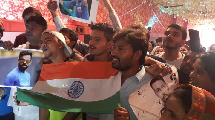 गणेश चतुर्थी के मौके पर ही इण्डिया ने पाकिस्तान से 20-20 वर्ड कप जीता था. उस वक्त गणेश चतुर्थी पर सभी गणेश पंडालों पर तिरंगा फैराया गया था.  फोटोः एबीपी न्‍यूज़