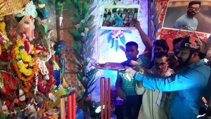 इस अवसर पर निखिल सिंह,हिमांशु, बब्बी, आज़ाद ,नितिन,मोनू समेत तमाम भक्तों ने बप्पा के सामने आरती कर टीम इंडिया की जीत की कामना की. फोटोः एबीपी न्‍यूज़