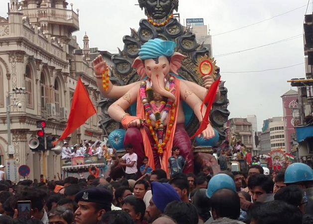देशभर में खासतौर पर महाराष्ट्र में गणेश उत्सव जोर-शोर से मनाया जा रहा है. 13 सितंबर को जिस जोश से लोगों ने गणपति बप्पा को अपने घर विराजमान किया था अब बप्पा की विदाई का वक्त भी पास आ रहा है. जी हां, 23 सितंबर को लोग बप्पा का विसर्जन करेंगे. इस मौके पर गुरूजी पवन सिन्हा बता रहे हैं बप्पा की विदाई किस समय और किस तरह करें. फोटोः गूगल फ्री इमेज