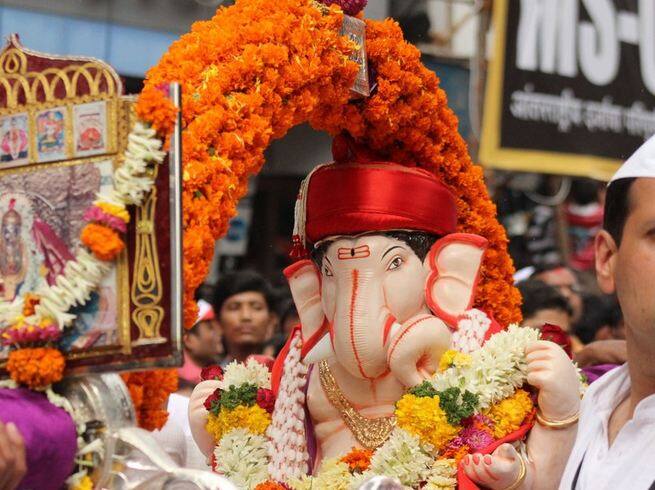 अगर रिश्ते टूट रहे हो या वैवाहिक जीवन में परेशानी हो तो सिंदूर से गणपति जी को स्नान कराकर लाल कपड़ा पहनाकर ध्यान और जप करें. फोटोः गूगल फ्री इमेज