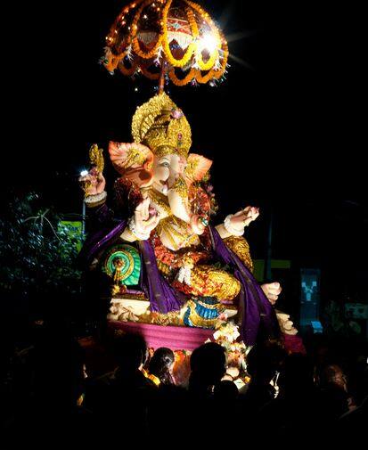 अगर बहुत कष्ट हो तो भगवान गणेशजी की प्रतिमा को दूध से स्नान कराकर दूर्वा के पांच तिनके और एक सुपारी भेंट करके लाल, पीला या सफेद कपड़ा उनके चरणों में रखकर जप करें. जप के बाद सुपारी कपड़े में बांधकर अपने पास रखें. फोटोः गूगल फ्री इमेज