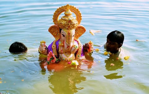 गणेश विसर्जन 2018: ऐसे करेंगे बप्पा की पूजा तो जाते-जाते गणपति हर लेंगे सारे दुख गणेश विसर्जन 2018: ऐसे करेंगे बप्पा की पूजा तो जाते-जाते गणपति हर लेंगे सारे दुख