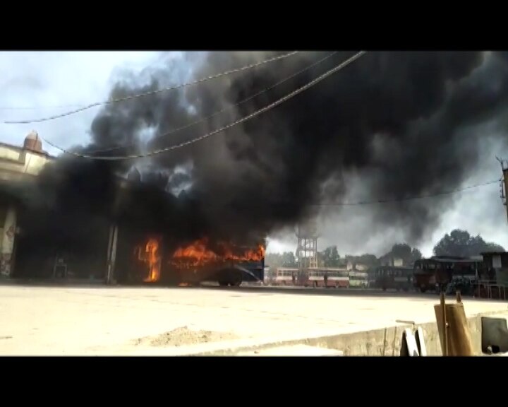 वाराणसी: पूर्वांचल राज्य की मांग को लेकर महिला ने बस में लगाई आग Vandana Raghuvanshi torches bus in Varansi on demanding separate Poorvanchal state वाराणसी: पूर्वांचल राज्य की मांग को लेकर महिला ने बस में लगाई आग