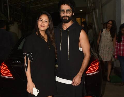 Batti Gul Meter Chalu Screening: बेटे के जन्म के बाद पहली बार शाहिद संग स्पॉट हुईं मीरा कपूर Batti Gul Meter Chalu Screening: बेटे के जन्म के बाद पहली बार शाहिद संग स्पॉट हुईं मीरा कपूर