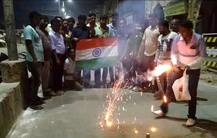 जम कर मनाया गया पाकिस्तान पर भारत की जीत का जश्न, लोगों ने की आतिशबाजी और बांटी मिठाई