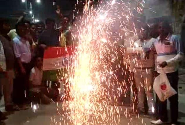 इलाहाबाद के क्रिकेट प्रेमियों ने जमकर जश्न मनाया और जगह-जगह पटाखे फोड़े. लोगों ने आतिशबाजी की और तिरंगा लहराते हुए इस जीत को सेलिब्रेट किया.