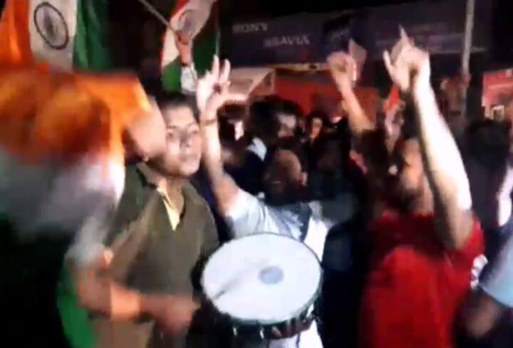 मेरठ में और भी कई जगहों पर युवाओं ने सड़कों पर नाच कर भारत की जीत का जश्न मनाया.