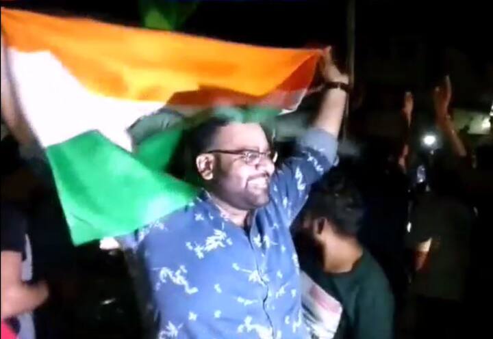 लोग तिरंगे झंडे लेकर सड़कों पर भारत की जीत के नारे लगा रहे थे.
