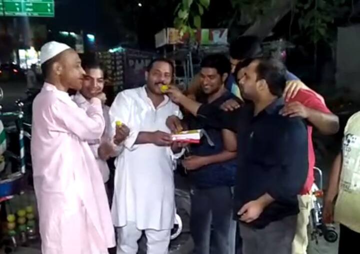 मुजफ्फरनगर के शिवचौक पर जनता ने पहले आतिशबाजी की और फिर लोगों ने मिठाईयां बांटीं.