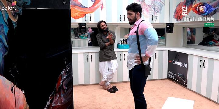  अब चौथे दिन बिग बॉस के घर में क्या क्या कंट्रोवर्सीज़ होती है. ये देखने के लिए आप कलर्स पर रात 9 बजे से ‘बिग बॉस’ देख सकते हैं.