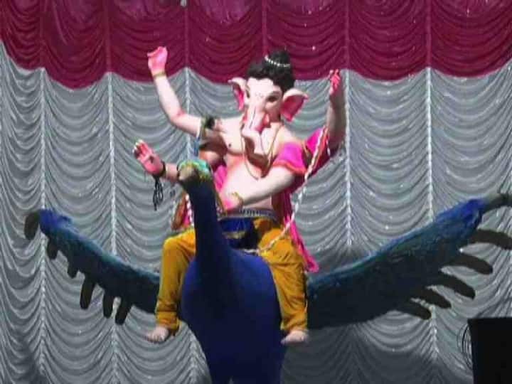 महाराष्ट्र में अलग-अलग मंडल की ओर ये आयोजित गणेश उत्सव में गणपति जी की प्रतिमा को विविध रूपों में दिखाया गया है. 