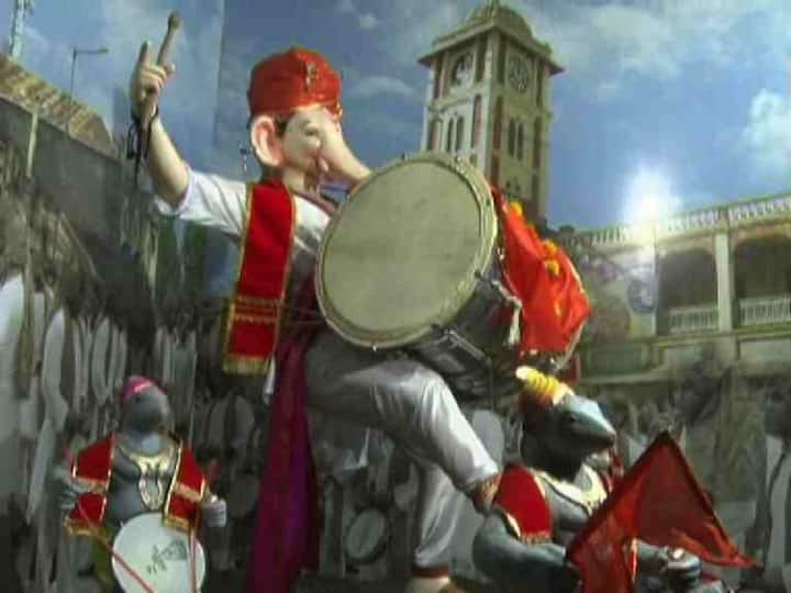 आजाद गणेशोत्सव मंडल को इस साल गणेशउत्स‍व मनाते हुए 22 साल हो गए है. इस साल गणेश मूर्ति को मंडल ने कुछ इस तरह सजाया है. 