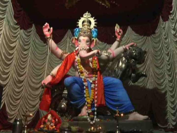 देशभर में खासतौर पर महाराष्ट्र में गणपति उत्सव की धूम है. हर ओर बप्पा की गूंज हैं. इस मौके पर हम आपको दिखा रहे हैं बप्पा के अलग-अलग रूप.  