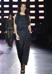 MFW 2018: ऐसा फैशन शो जिसमें सभी मॉडल्स नजर आईं ब्रालेस ड्रेस में, देखें तस्वीरें