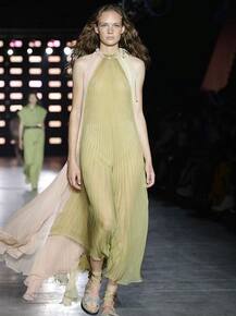 MFW 2018: ऐसा फैशन शो जिसमें सभी मॉडल्स नजर आईं ब्रालेस ड्रेस में, देखें तस्वीरें