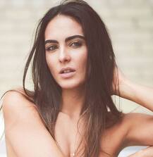 टॉपलेस हो मादक अंदाज में पोज देती नजर आई ये हसीना, देखें तस्वीरें