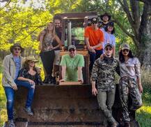 प्रियंका-निक परिवार संग मना रहे छुट्टियां, निक की गोद में बैठी प्रियंका की PHOTOS हो रही वायरल