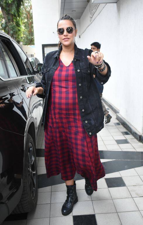 एक्ट्रेस नेहा धूपिया अपने टीवी रियलिटी शो 'नो फिल्टर' के लिए सेट पर पहुंचती हुई दिख रही हैं. तस्वीर में वो कार से निकलती हुई दिखीं. तस्वीर: मानव मंगलानी