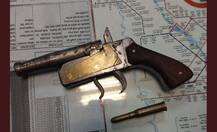 दिल्ली: साकेत मेट्रो स्टेशन पर पिस्तौल और गोली बरामद, एक व्यक्ति गिरफ्तार