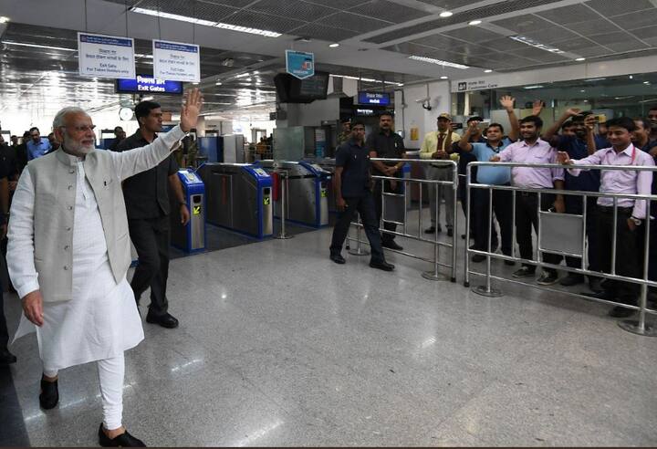 प्रधानमंत्री नरेंद्र मोदी ने गुरुवार को इंडिया इंटरनेशनल कन्वेंशन एंड एक्सपो सेंटर की आधारशिला रखने के लिए धौला कुआं से द्वारका तक एयरपोर्ट एक्सप्रेस मेट्रो से सफर किया. मेट्रो अधिकारियों ने बताया कि यह यात्रा 14 मिनट में पूरी हुई. इंडिया इंटरनेशनल कन्वेंशन एंड एक्सपो सेंटर की स्थापना द्वारका के सेक्टर 25 में रखी गई है. तस्वीर: ट्विटर