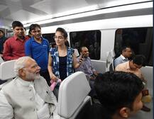एक बार फिर दिल्ली मेट्रो में पीएम मोदी ने किया सफर, यात्रियों ने ली सेल्फी