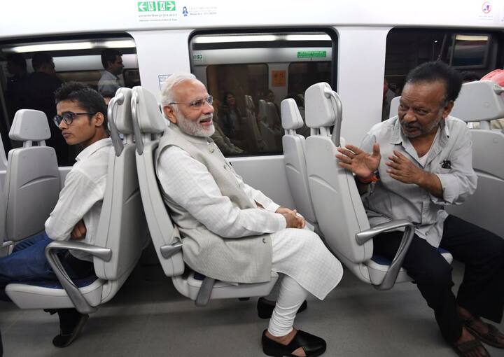 मोदी वीवीआईपी आवागमन के चलते लगने वाले यातायात जाम से बचने के लिए दूरदराज क्षेत्रों तक पहुंचने के लिए अक्सर मेट्रो सेवा का इस्तेमाल करते हैं. जुलाई में दक्षिण कोरियाई राष्ट्रपति मून जाए इन की भारत यात्रा के दौरान मोदी ने उनके साथ मोबाइल फोन विनिर्माण के लिए सैमसंग के उद्घाटन के मौके पर नोएडा पहुंचने के लिए मेट्रो से यात्रा की थी. तस्वीर: ट्विटर