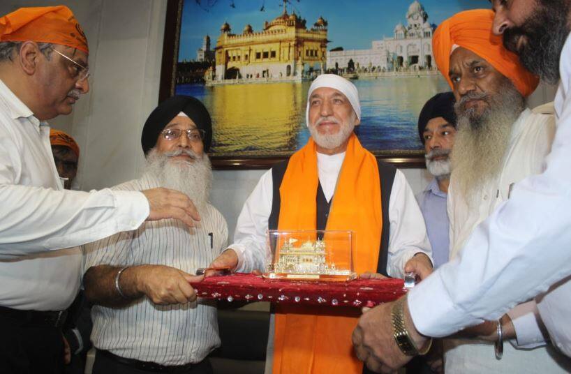 अफगानिस्तान के पूर्व प्रधानमंत्री हामिद करजई ने गोल्डन टेंपल में मत्था टेका