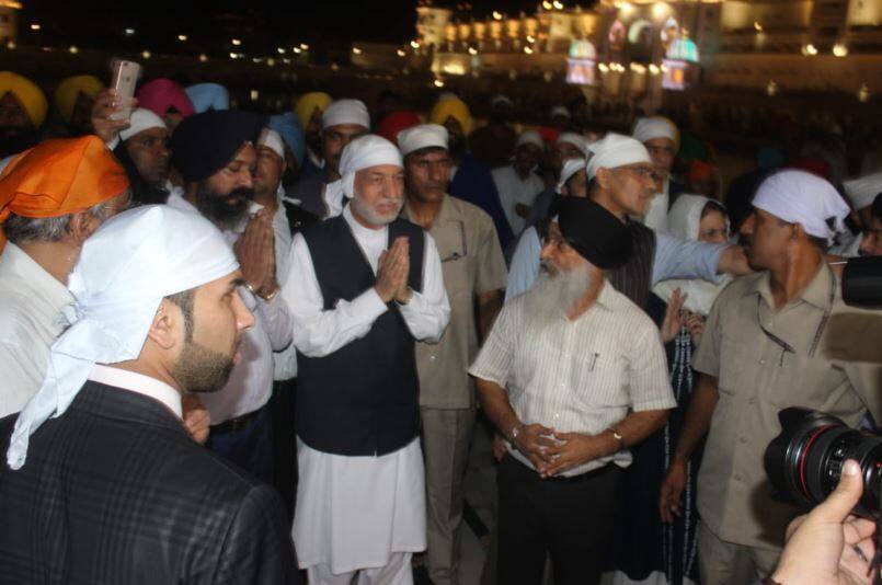 अफगानिस्तान के पूर्व प्रधानमंत्री हामिद करजई ने गोल्डन टेंपल में मत्था टेका Former Afghanistan President Hamid Karzai visited the Golden Temple in Amritsar today अफगानिस्तान के पूर्व प्रधानमंत्री हामिद करजई ने गोल्डन टेंपल में मत्था टेका