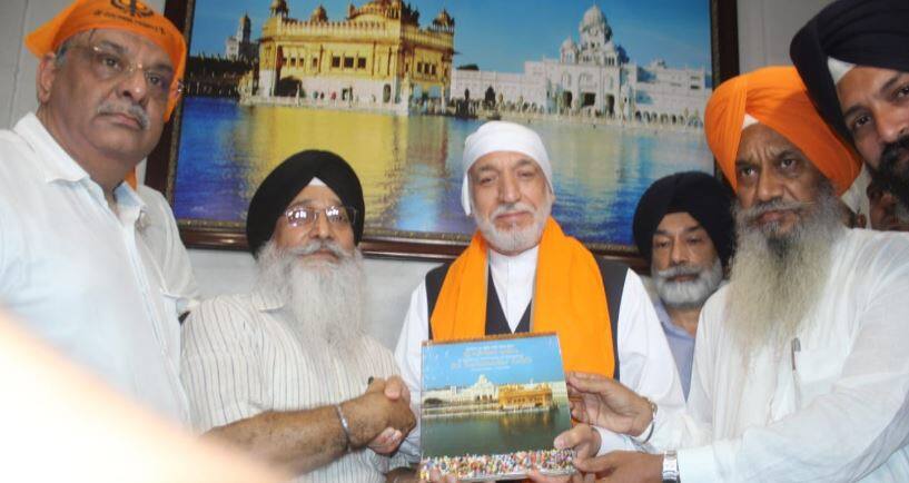 अफगानिस्तान के पूर्व प्रधानमंत्री हामिद करजई ने गोल्डन टेंपल में मत्था टेका