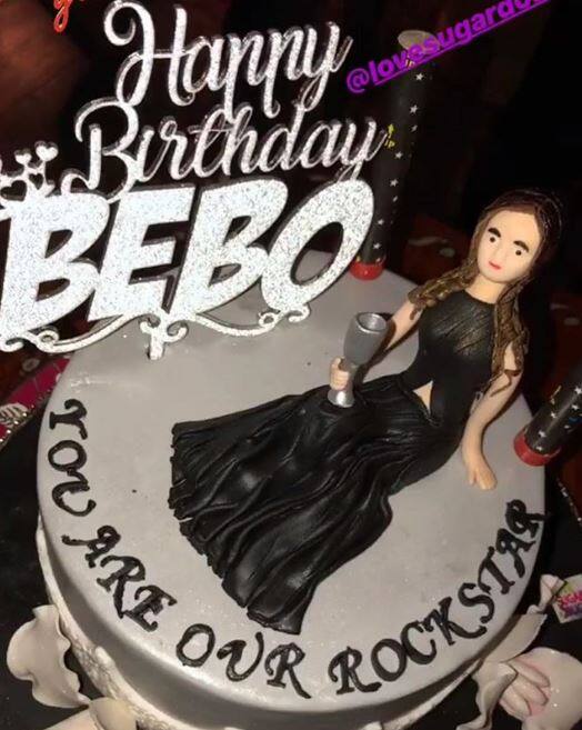 ये है करीना का बर्थडे केक. केक पर लिखा है 'तुम हमारी रॉकस्टार हो हैप्पी बर्थडे बेबो'. (Photo: Instagram)